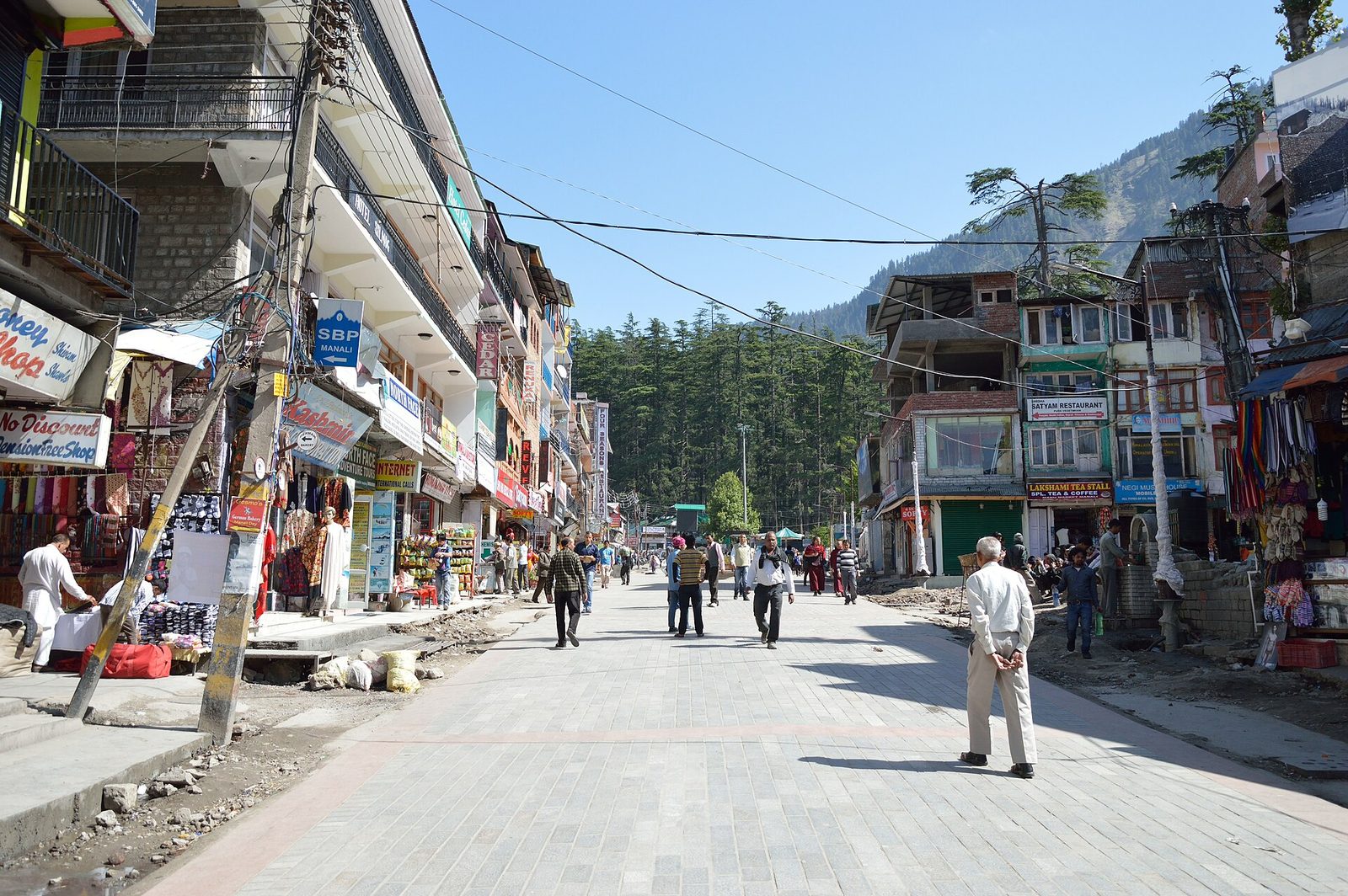Mall Road market street in Manali